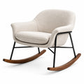 Sedia a dondolo in tessuto beige con struttura in metallo e base in legno