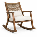 Sedia a dondolo in legno con schienale in rattan e cuscini in cotone