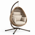 Sedia sospesa in rattan con cuscini beige e struttura in metallo